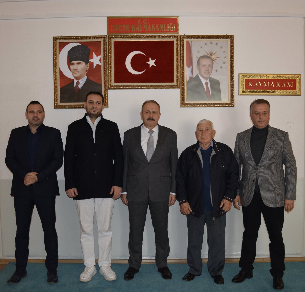 Erdek Zeytin Yetiştiricileri Ve Tarımsal Dayanışma Derneği (ERZEYDER) Başkanı Tahir Özgür Taner ve yönetim kurulu üyeleri Kaymakamımız Hasan Göç'ü makamında ziyaret etti.