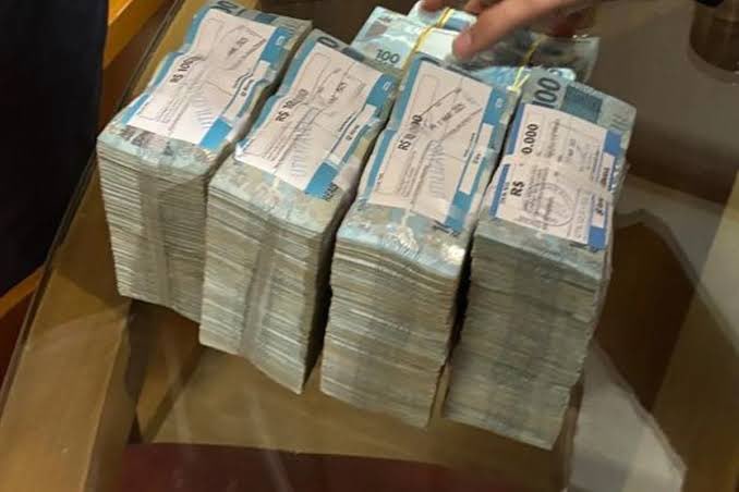 A PF encontrou cerca de R$ 400 mil em espécie na casa do deputado e pastor evangélico, Sóstenes Cavalcante.

Deus, pátria, família e dinheiro vivo.