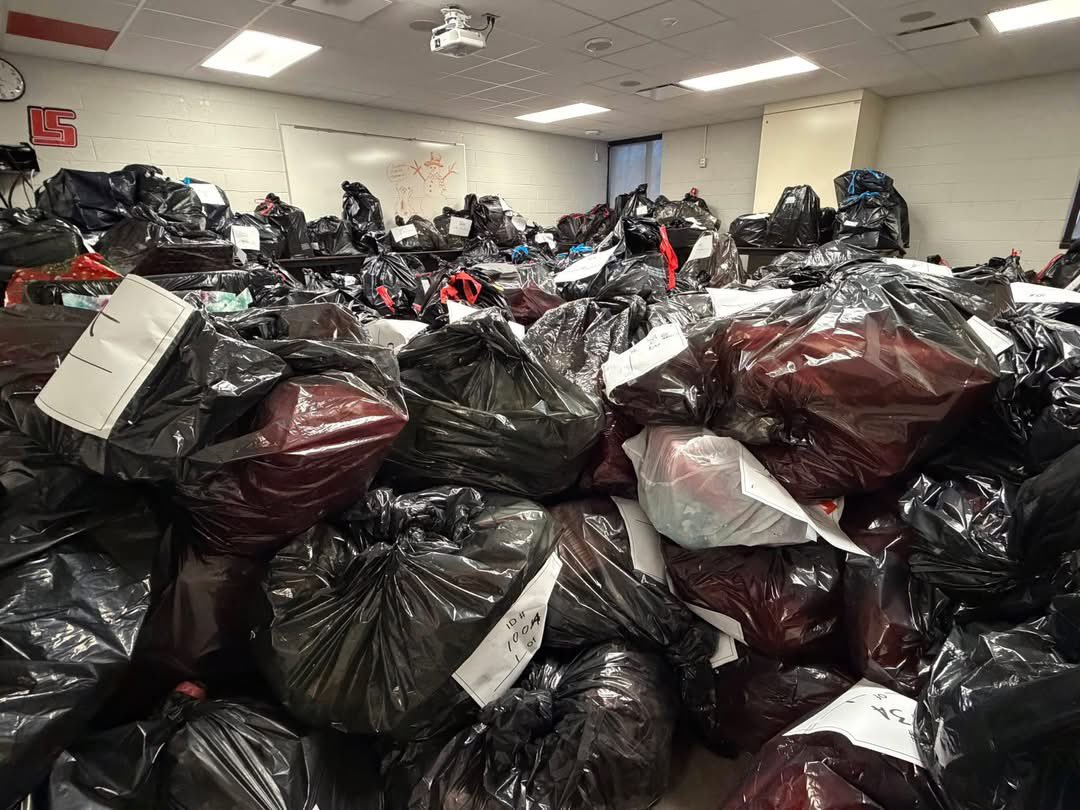 myLSPS's tweet image. 🎁 TODAY IS DELIVERY DAY! 🎁

The @myLSPS community came together to brighten the holidays for our Shorian families! Thanks to the generosity of many, 344 children will find gifts under the tree and a holiday meal on the table: facebook.com/share/p/1KPMLQ…. #myLSPS