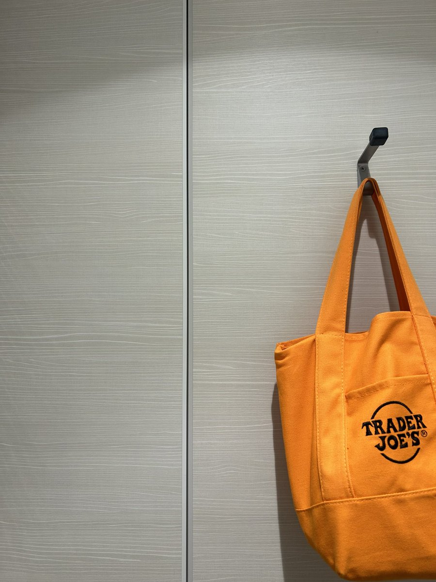 トイレくらいは
ボーッとして入りたいと思いながらも
ついつい考えてしまうんだな

荷物掛けフック
ここじゃなくてもっと左側の板面に付ければ
右にあるこの丸いガードは
要らなかったんじゃないかとか😓

公衆トイレで感じたこと

#いつかの公衆トイレ