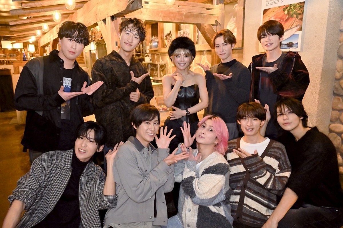 NaChuAyu's tweet photo. 夢の共演やばすぎ😍💕💕

しょっぴー、TAと同じ気持ちを代弁して伝えてくれてありがとう🥹
でもブルバの歌詞、青い空じゃなくて青い夏をって言ったよね？！😂

#それスノ
#浜崎あゆみ
#SnowMan https://t.co/Px6V1RxeAI