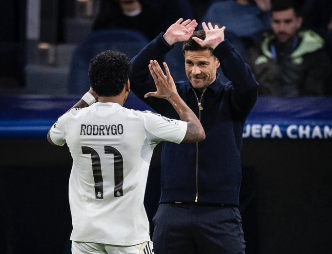 تشابي ألونسو: «أنا سعيد جدًا برودريغو ومن أجله. إنه يقدم مستويات رائعة».. «التوازن الذي يمنحنا إياه، سواء بالكرة أو بدونها. يمتلك تقنية ممتازة، ويتحرك ويجيد اللعب بين الخطوط وفي المساحات الضيقة ممتاز جدًا!» 