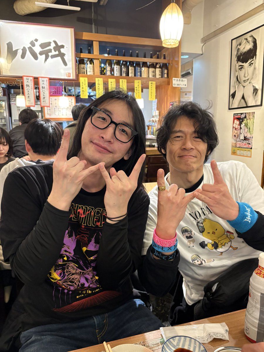tanutanu55go's tweet image. 凪希さんにライブ中に話しかけられて完全にHAGANEの沼に落ちたメソミヤさんと連れてきたGORIさんとアフター飲み会なう。

はじめてのHAGANEポーズが初々しい‼️
ライブの度に新規さんを沼らせるバンド

#HAGANE
#凪希