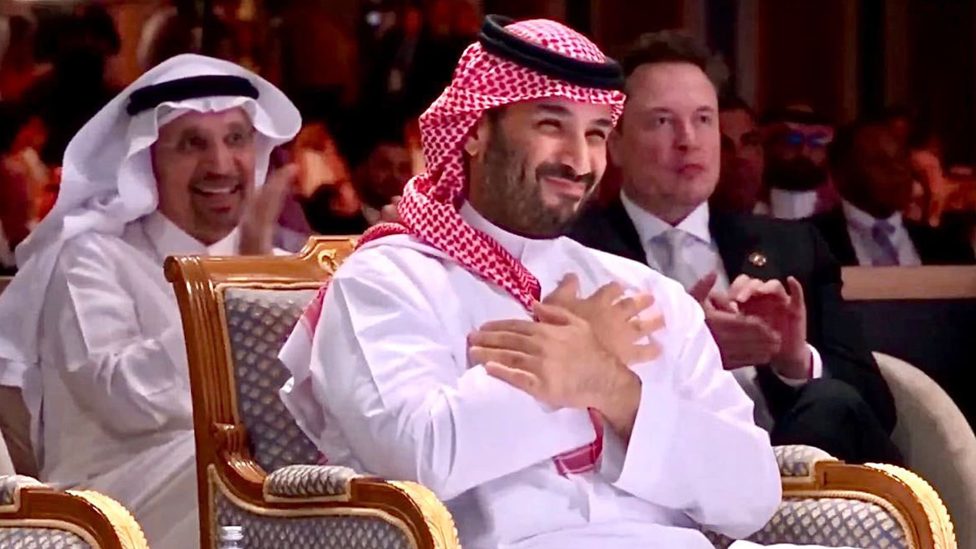 صور .. عبرت المملكة عن امتنانها وتقديرها للدور الإيجابي الكبير الذي قام به فخامة الرئيس الأمريكي دونالد ترامب لرفع العقوبات المفروضة على سوريا بموجب قانون قيصر بداية من إعلان فخامته عن رفع العقوبات عن سوريا خلال زيارته للمملكة في شهر مايو الماضي تلبيةً لطلب سمو ولي العهد -حفظه الله- ووصولاً إلى لتوقيع قانون تفويض الدفاع الوطني ٢٠٢٦م والذي تضمن إلغاء قانون قيصر. 