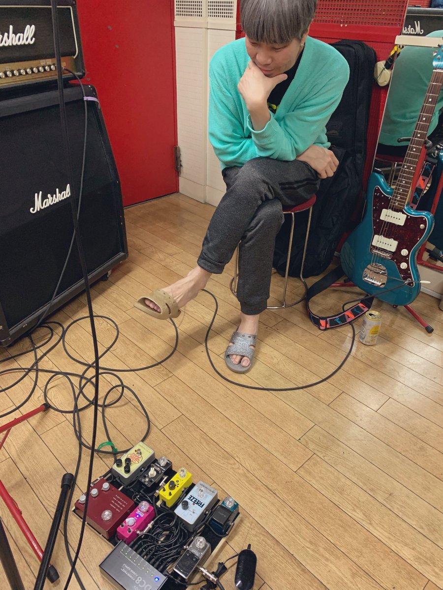 aoi_SSQ's tweet photo. SSQ練でした！新たなエフェクターの旅で悩む人🎸
次のライブは12/28(日)秋葉原クラブグッドマン！ https://t.co/21qABVa7SQ