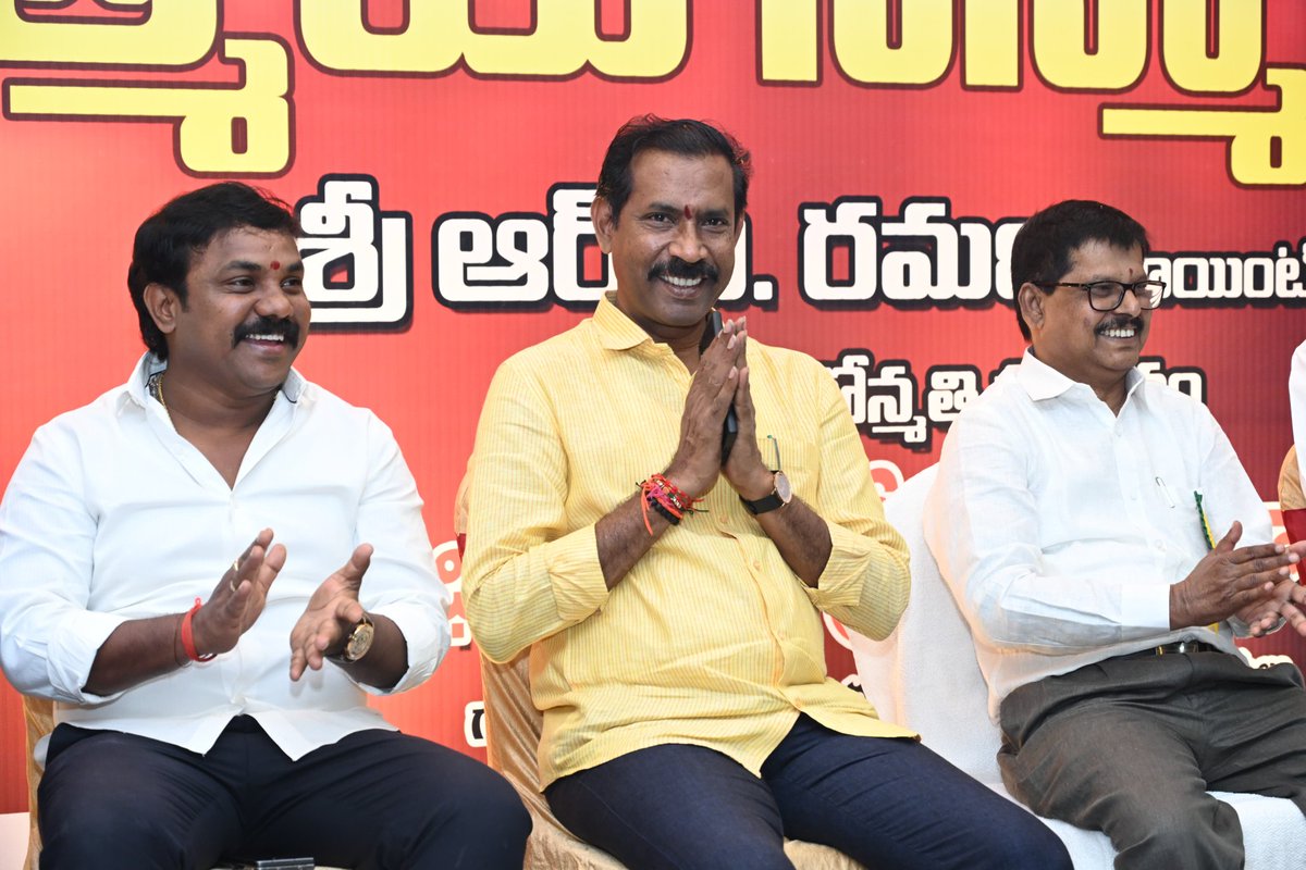 Pallasrinivas4u's tweet photo. ఈరోజు గాజువాకలో ఎన్.వి. రమణ గారి పదోన్నతి సందర్భంగా నిర్వహించిన ఆత్మీయ సన్మాన సభలో గాజువాక శాసన సభ్యులు, టీడీపీ రాష్ట్ర అధ్యక్షులు శ్రీ పల్లా శ్రీనివాసరావు గారు పాల్గొని ఎన్.వి. రమణ గారిని ఘనంగా సత్కరించారు.
#Gajuwaka
#PallaSrinivasaRao #TDP #MLAGajuwaka
#LeaderWithPeople https://t.co/88FK5lexXP