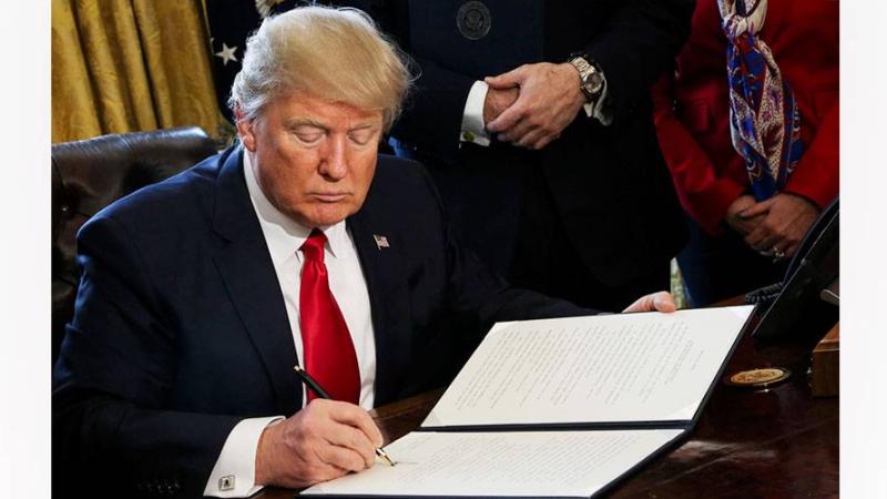 صور .. يأتي توقيع الرئيس الأميركي قرار إلغاء "قانون قيصر" ورفع العقوبات عن سوريا كثمرة لجهود سمو ولي العهد حفظه الله- الرامية لرفع العقوبات الدولية عن سوريا والتي بدأت بتلبية الرئيس الأمريكي لطلب سمو ولي العهد -حفظه الله- رفع العقوبات الأمريكية المفروضة على سوريا خلال زيارته للمملكة في شهر مايو الماضي. 