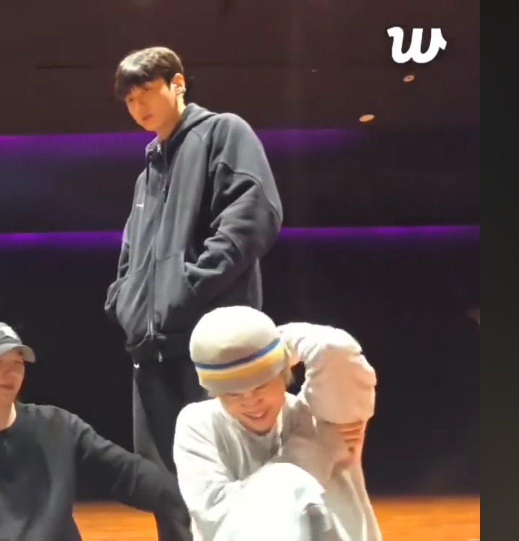 Monika695725's tweet photo. So recently this thing is getting out of hand.. Some people are unnecessarily targeting Taehyung (V)
... While the whole time V hasn't even touched  Jimins hand.. It was just an accident!!
V was going to get sushi while jimin also wanted them,, that's it / they are friends 
#BTS https://t.co/48UM6dCH6m