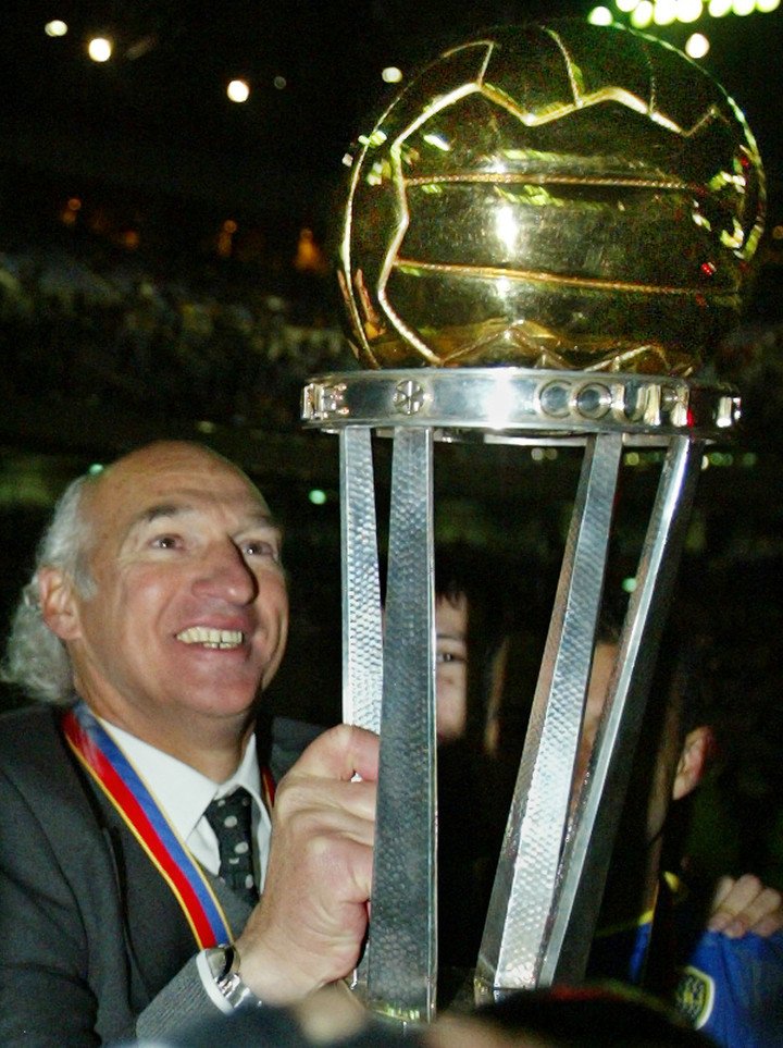 Los últimos tres campeones mundiales tienen algo en común:

Carlos Bianchi.

Se animaron a compararlo, irrespetuosos. Ni a los talones. El mejor técnico de la historia del fútbol argentino.