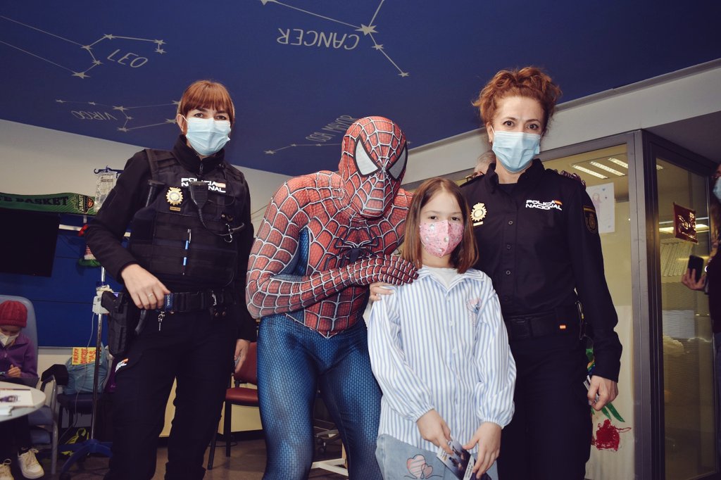 Un #Spiderman 🕸 👮🏻‍♂️ especial ha visitado hoy el servicio de pediatría del Hospital General Universitario de #Albacete 

#SomosTuPolicía 🕷💙