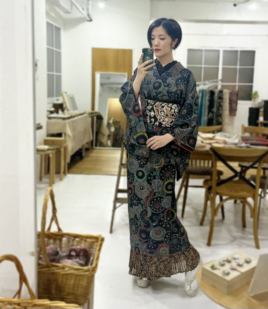 #キモノポルテ in渋谷神泉
1日目コーディネート
半衿・草履 <a href="/tsubaki_an/">モリタ マミ</a> 
着物 <a href="/usagi_komachi/">うさこま🪄着物屋USAGIKOMACHI</a> 
帯留 <a href="/ue_kimito/">kimito【キモノポルテ12/19(金)START】</a> 
#ホムシュヘム <a href="/homsue_hem/">homsue◆ホムシュ キモノポルテ12/19〜</a> 
初日、沢山のお客様にお越しいただきました♡ありがとうございます🥹明日もお待ちしております✋🤚
kimito.thebase.in/blog/2025/12/0…