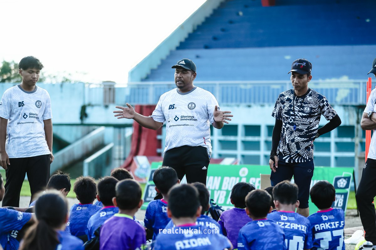 It's a wrap!!!!

Hari terakhir latihan Real Chukai Football Academy bagi musim 2025. 

⚓️🔴🔵

#theanchors
#realchukaifc
#realchukaifootballacademy