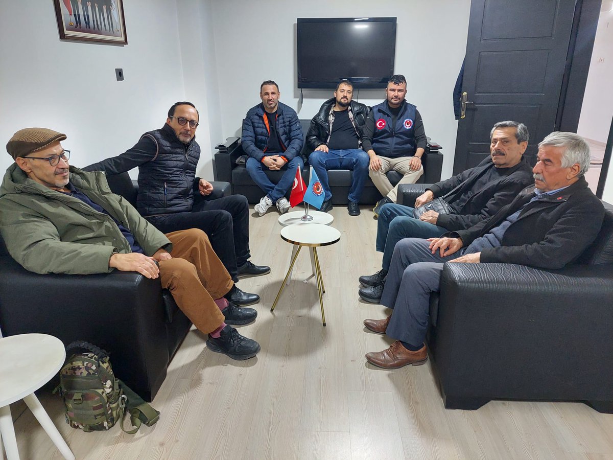 Denizli İl Sekreterimiz önderliğindeki heyetimizle Denizli Türk Metal Sendikası'nı ziyaret ettik.

MESS'in toplu iş sözleşmesi sürecinde sergilediği uzlaşmaz tutuma karşı yürütülen mücadelede yanlarında olduğumuzu belirttik.