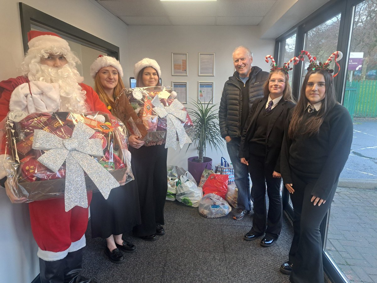 ValleyLAcademy's tweet image. So proud of our Valley family who have been donating food items for local charities and our food bank. Last count we had 534 items! Here is Ged from The Raft, an amazing poverty proofing charity. #WinterGiftProgramme  #TogetherWeAreStrong