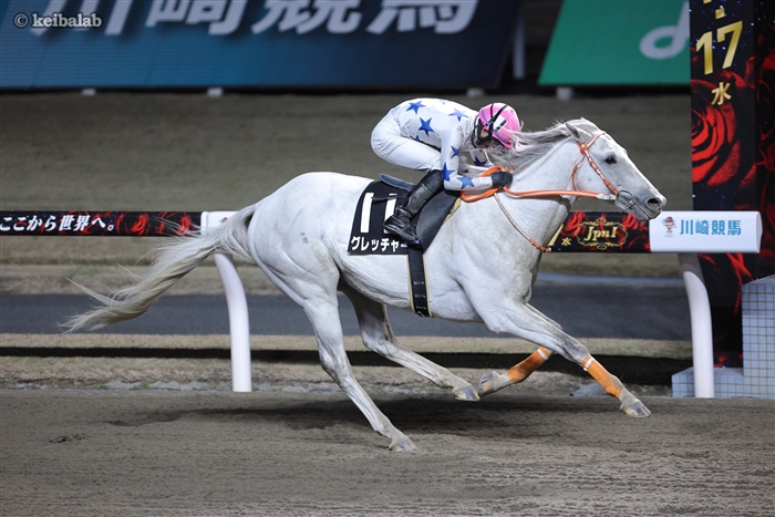 あなたの好きな白は何色ですか？】 本日の川崎競馬場では、恒例の白毛