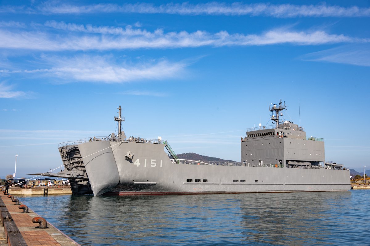 2025.12.19
サンポート高松に輸送艦「にほんばれ」初入港。