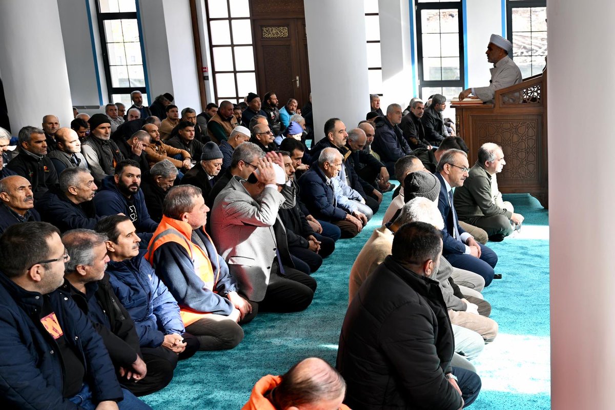 SeddarYavuz's tweet photo. Cuma Namazı ile Birlikte İbadete Açılan İkizcedeki Camii’de Cuma Namazını Eda Ettikten Sonra Hemşehrilerimizle Selamlaşıp, Sorun ve Taleplerini Dinledik.
#Malatya https://t.co/XaQIoE7RTx