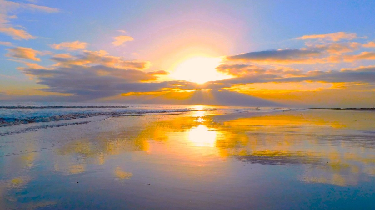 IanW1985's tweet image. #reflections from the #seaside #loveukweather #Lincolnshire @peter_levy @Hudsonweather 🌊🌅