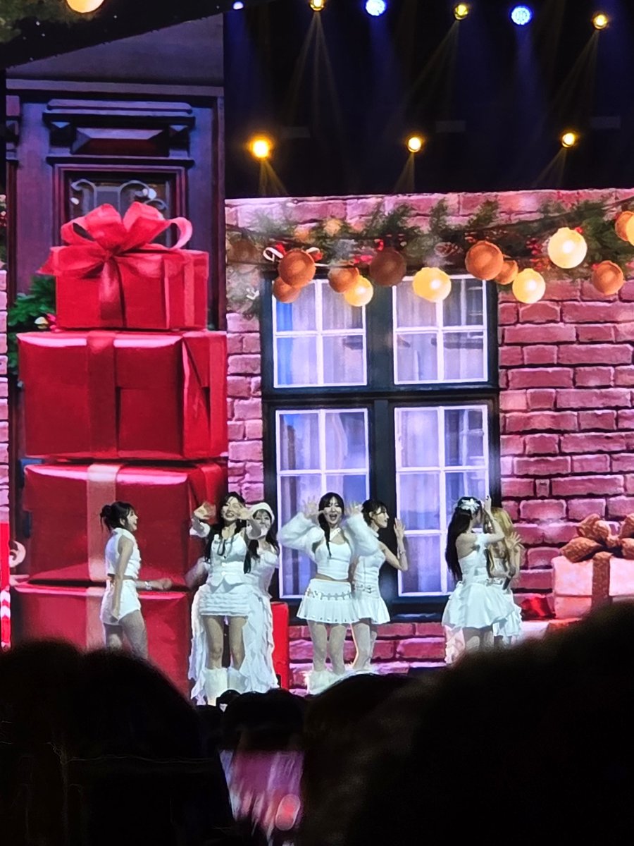linusone8's tweet photo. 러블리즈 언니들 안녕🥺🥺🥺🥺🥺🥺🥺

#가요대축제 #가대축 https://t.co/o6eJj1KLio