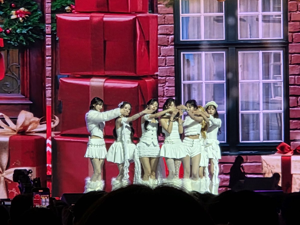 linusone8's tweet photo. 러블리즈 언니들 안녕🥺🥺🥺🥺🥺🥺🥺

#가요대축제 #가대축 https://t.co/o6eJj1KLio