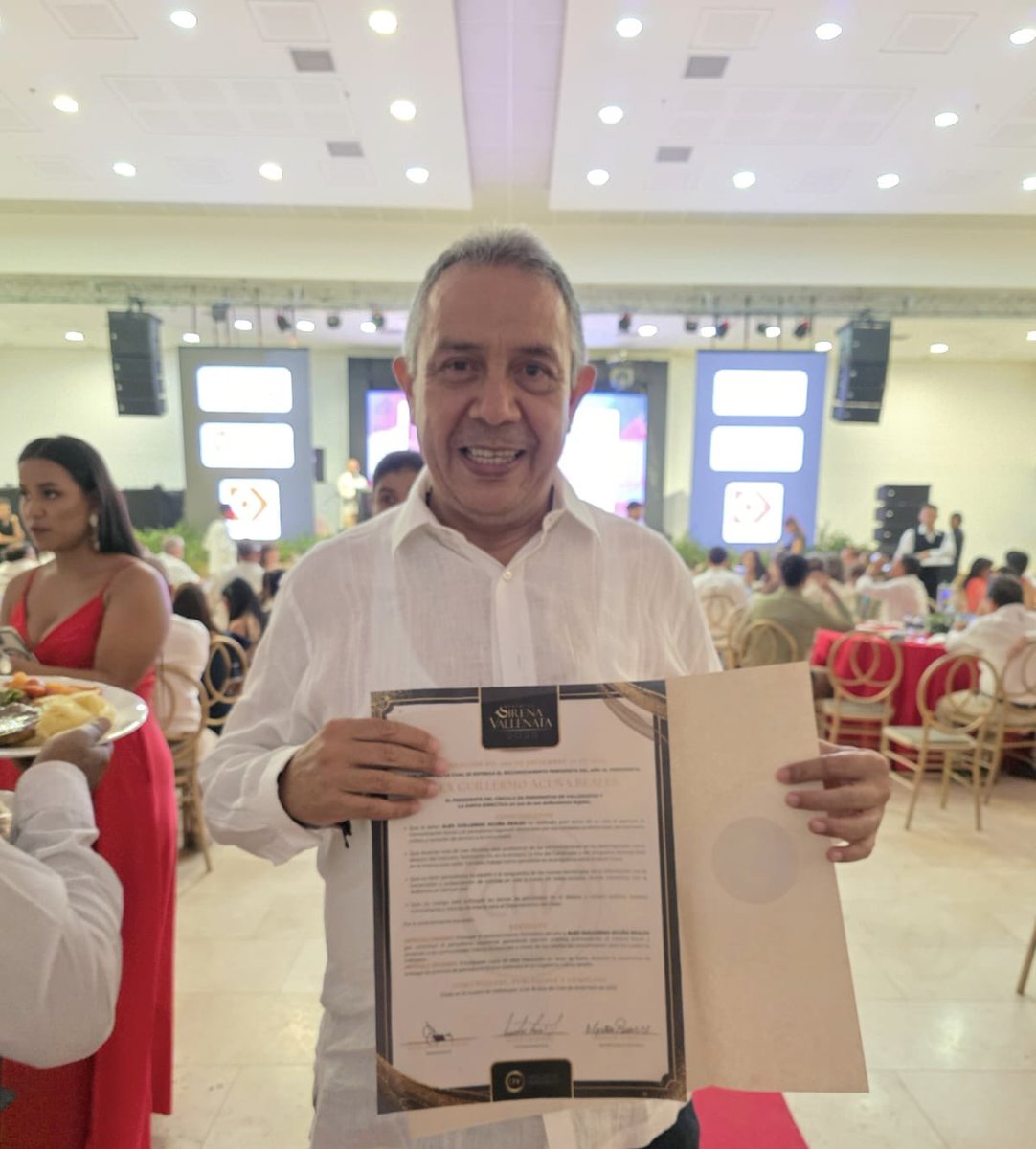 Gracias al <a href="/cpvalledupar/">CPV</a> por elegirme como el periodista del año. A <a href="/aralfa21/">Arturo Alfaro</a> por abrirme las puertas de <a href="/enteratevpar/">EnterateValledupar</a> y a todos los que me abren las puertas para que yo llegue hasta donde están con Noticias 860, La Noticia con Personalidad.