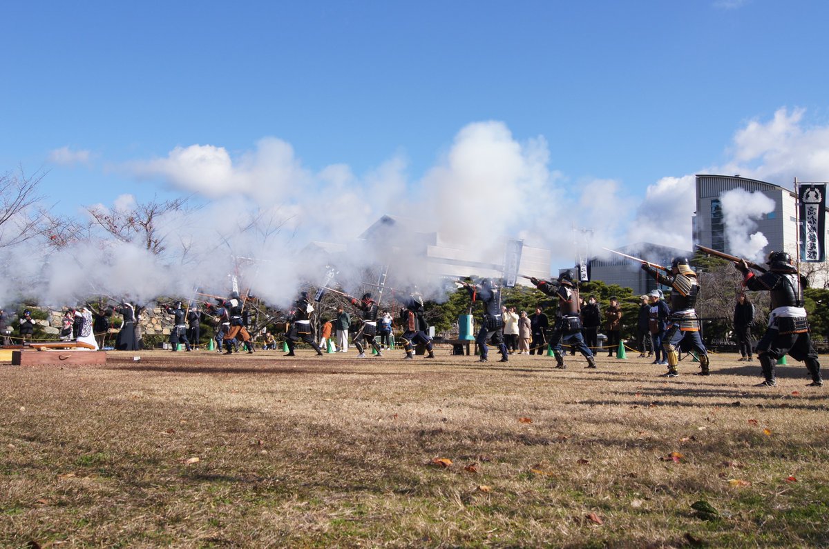 Takamatsuteppou's tweet photo. 来週12月28日(日)10:30から、玉藻公園「桜の馬場」にて演武を行います。

今年最後の演武、撃ち納めとなります。

ぜひお越しください！

#高松城鉄砲隊 #高松城 #鉄砲隊 #火縄銃 #演武 #撃ち納め #ずどん #玉藻公園 #香川県 #高松市 #upTAK https://t.co/NRf92R4TBL