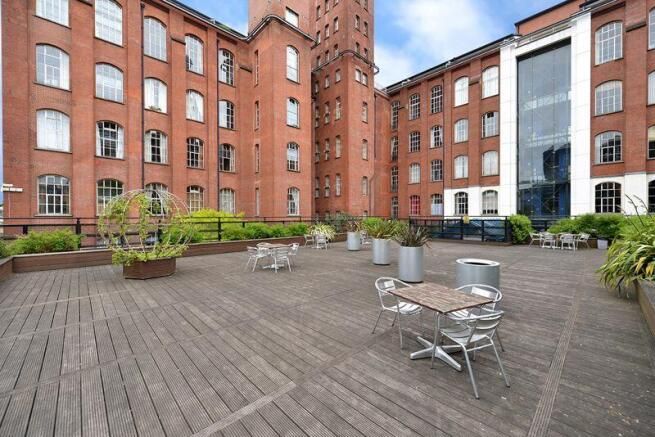 LookProperty's tweet image. TO LET 🏡

Manhattan Building, Fairfield Road, Bow E3  📍

£1,800pcm 💷

1 bedroom galleried style apartment set within the popular Bow Quarter development.

Double height ceiling to reception, galleried bedroom overlooking living space.

rightmove.co.uk/properties/152…