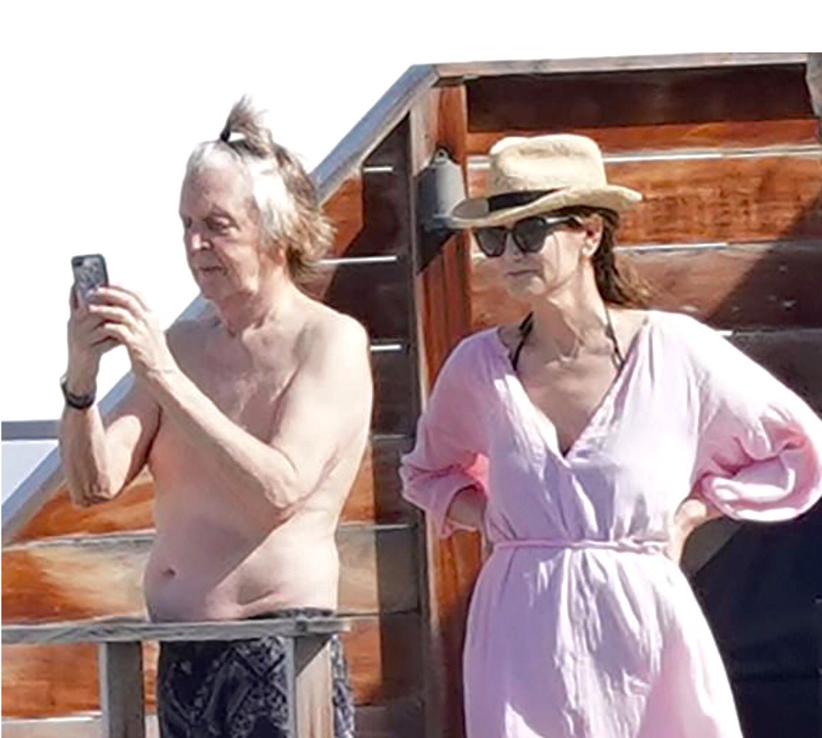 carlosgvizcaino's tweet photo. Those weird new hairstyles
St. Barts 2020/2021

#PaulMcCartney #NancyShevell https://t.co/zw0p4cMJ5L