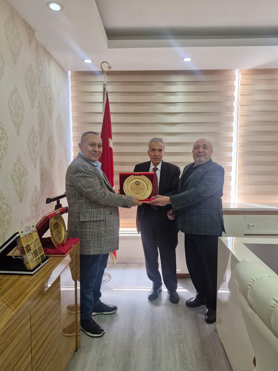 Sabah Gazetesi Yazarı Sayın Yavuz Donat Borsamızı ziyaret etti. 
Ziyaret anısına; Yönetim Kurulu Başkanımız Arif Güneş ve Meclis Başkanımız M. Beşir Altunç tarafından  kendisine plaket takdim edildi. 
Nazik ziyaretinden dolayı kendisine teşekkür ederiz. <a href="/arifguness/">Arif GÜNEŞ</a> <a href="/besiraltunc/">M.Beşir Altunç</a>