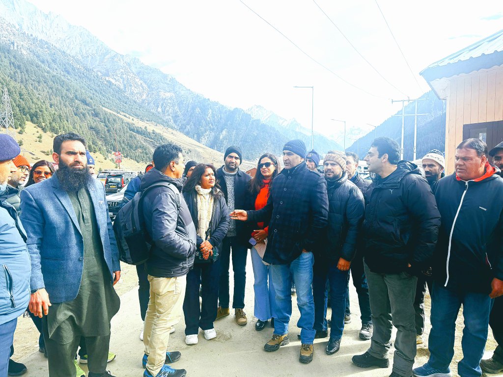Tourismsonamarg's tweet image. Adventure Tour Operators Association of India(ATOAI) held a productive meeting with CEO,SDA, Mr.Bilal Mukhtar &amp;amp; Traders Association,hoteliers to boost adventure tourism in #Sonamarg. Focus on safety, better facilities, sustainability &amp;amp; stronger stakeholder coordination.#adventure