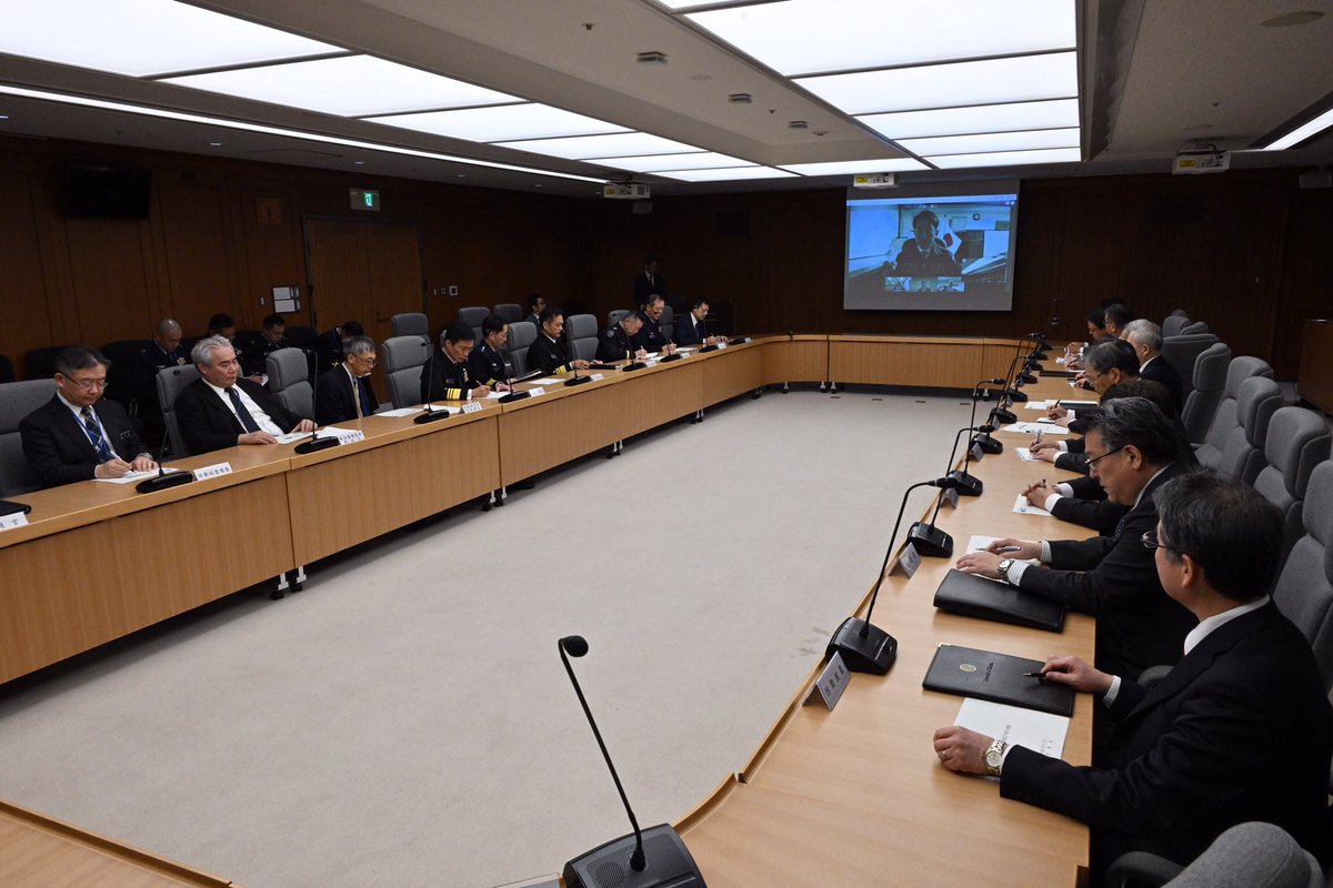 本日高市総理から、補正予算を早期に執行するよう指示がありました。

防衛省では省議を開催し、小泉大臣から、厳しい環境下で任務に当たる現場の隊員に補正予算の成果を迅速に届けること、一日でも早く必要な装備品を現場に届けることとの観点で、早期の予算執行に全力を挙げるよう指示しました。