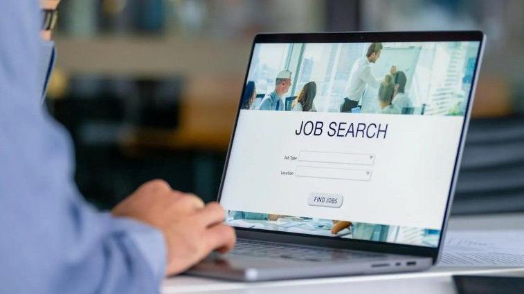 كيف نواجه مشكلة الإعلان عن وظائف "وهمية" وشواغر "شبحية"؟ 