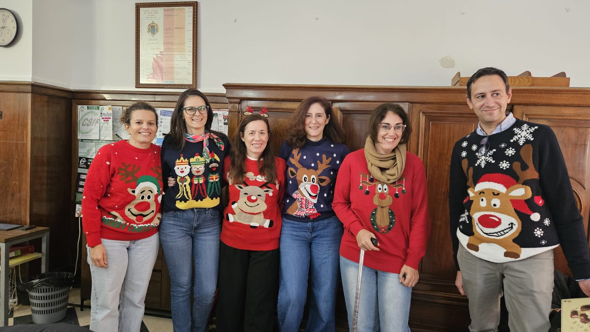 Celebramos el comienzo de las vacaciones con el concurso de jerseys navideños más feos. Feliz Navidad a todos!!!