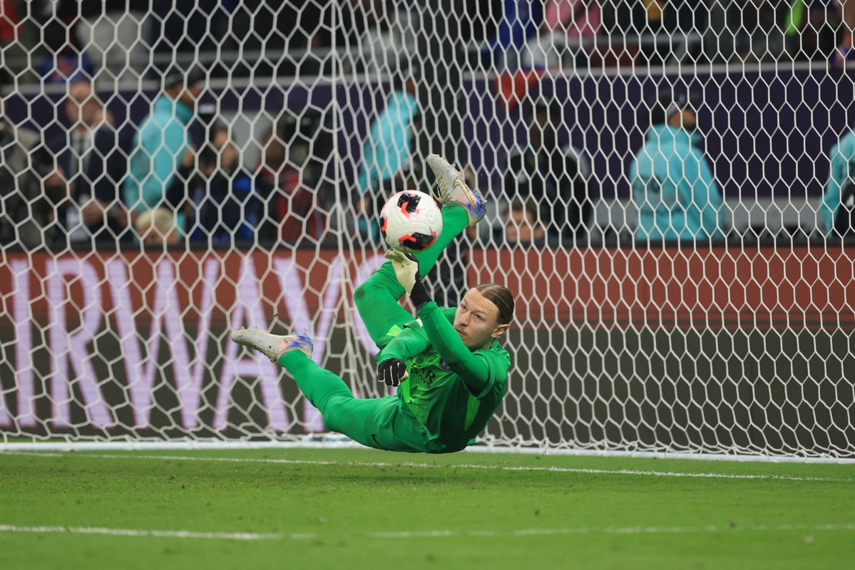 🚨 BREAKING: Luis Enrique mengonfirmasi bahwa Matvey Safonov, pahlawan PSG di Intercontinental Cup, menyelamatkan penalti dengan keadaan patah tulang tangan. 😳

Enrique mengatakan kemungkinan Safonov mengalami cedera saat tendangan ketiga Flamengo, dan lanjut menahan 2 penalti