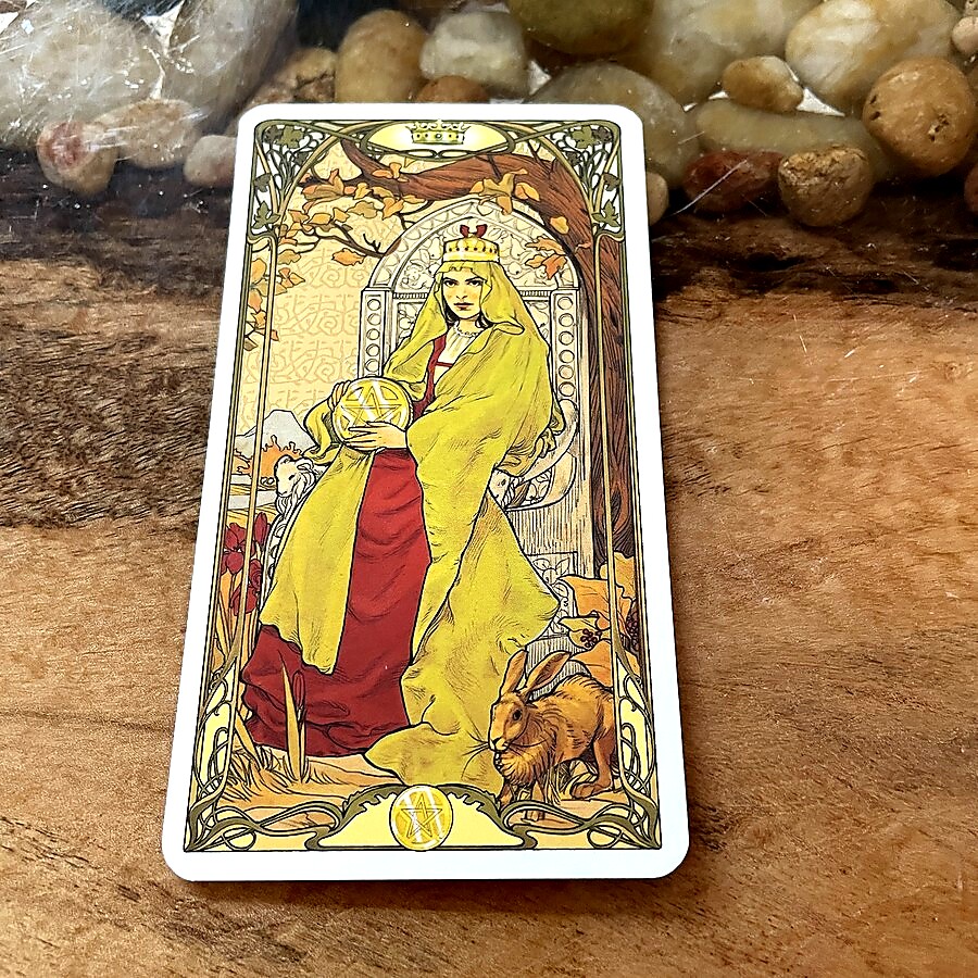 Reina de Oros: despierta la abundancia que vive en ti.