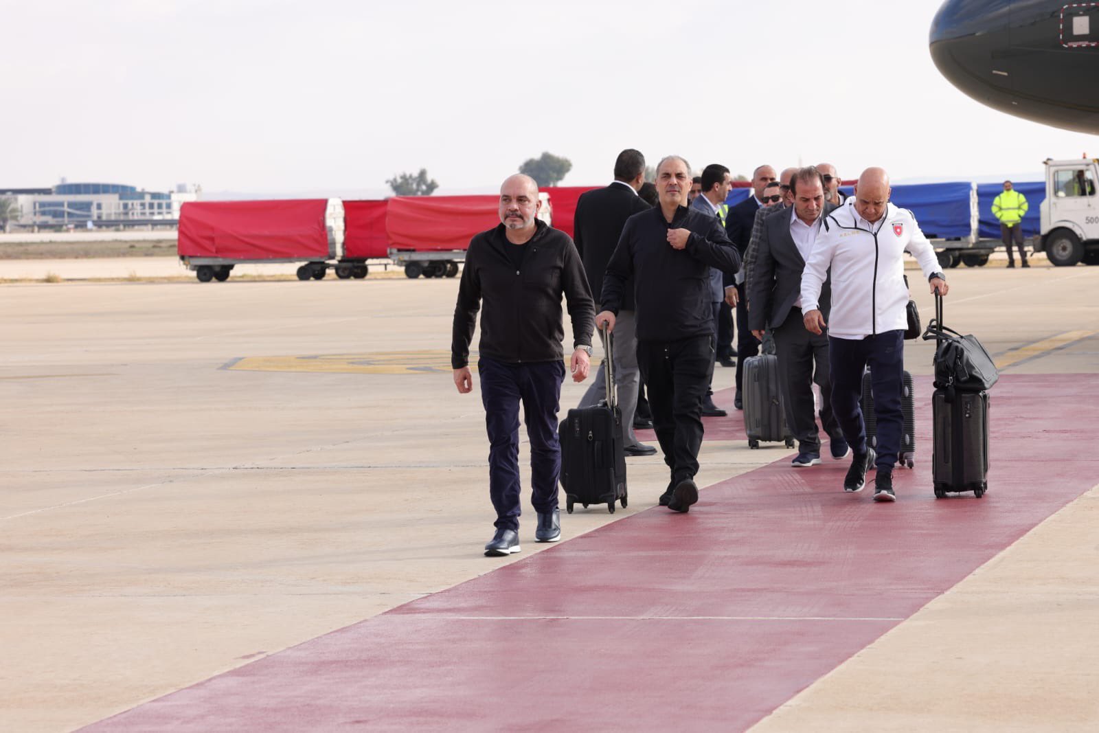 عاجل || سمو الأمير علي بن الحسين، رئيس الاتحاد الأردني لكرة القدم، يصل برفقة منتخبنا الوطني الى أرض الوطن عائدا من قطر بعد مشاركة مشرفة لمنتخب النشامى في كأس العرب 2025 وحل فيها وصيفا لحامل اللقب 