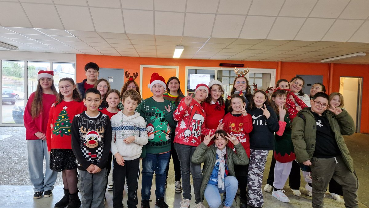 CollegeGProbst's tweet photo. Photo souvenir de Noël 🎄 🎅 🎄 avec les élèves.
Christmas picture before the holidays 🎄🎅🎄 https://t.co/UK5GenKEYZ