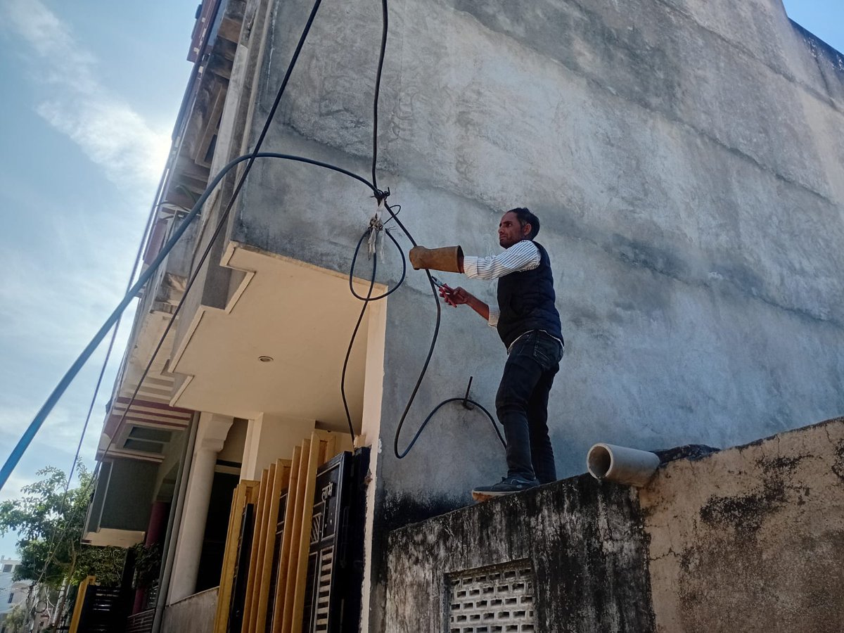 #Dausa_SE M.L Meena के निर्देशन में आज पूरे जिलेभर में 1598 पैरेलल अवैध सर्विस लाइन हटाई गई एवं 824 hocking पॉइंट हटाए गए!
इस प्रकार विद्युत चोरी के काम में ली जा रही कुल 2422 अवैध केबल व तारों को हटाया गया और 150 वीसीआर भर कर 29.81 लाख का जुर्माना लगाया
 <a href="/artizzzz/">Arti Dogra</a> <a href="/JVVNLCCare/">Jaipur Vidyut Vitran Nigam</a>