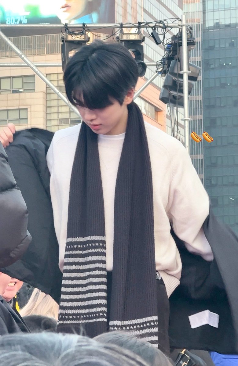 놓고온거 대신 착용중인 목도리라도 주면 안되냐고 하니까 팬들한테 받은거라고 거절했는데, 
해당 목도리는 무려 7년전, 2018 그파진출&amp;크리스마스 축하 선물로 준환마갤에서 서포트했던 목도리고 바로 인증해주고 이후로도 착용샷 여러번 봤는데 오늘도 착용한것!
차준환은 오랫동안 팬들의 선물을