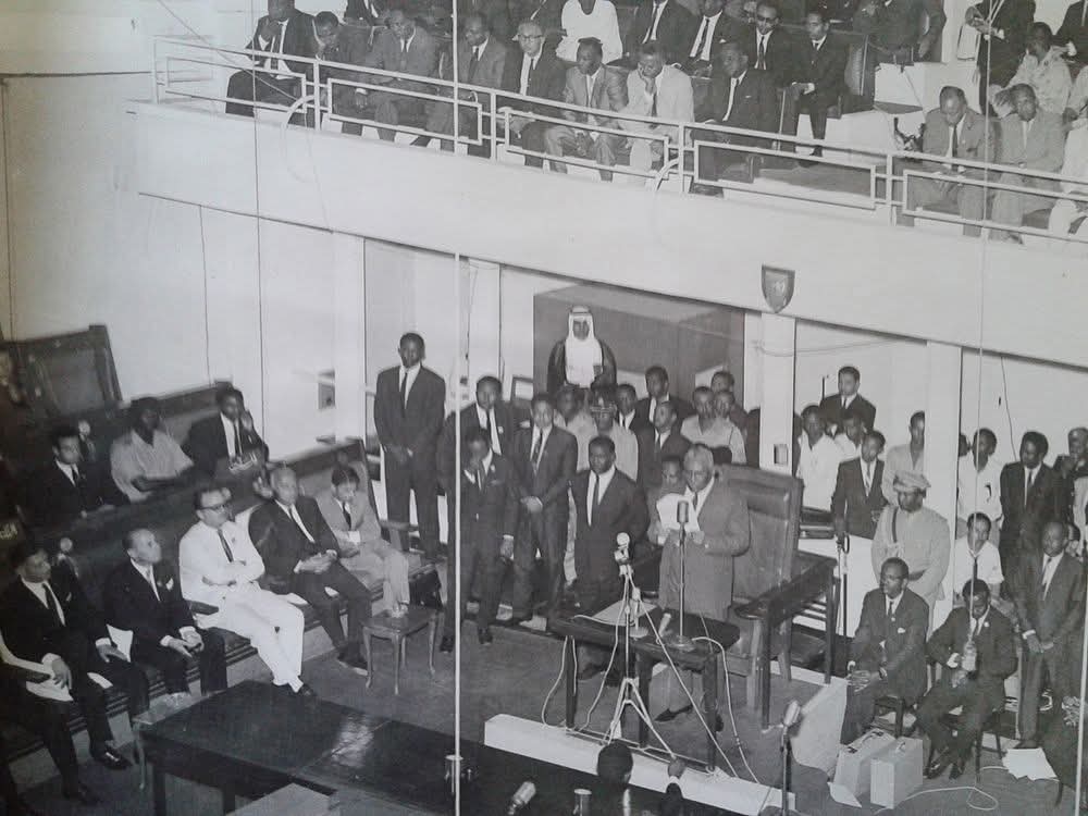 في مثل هذا اليوم  19ديسمبر اعلان الاستقلال من داخل البرلمان.

 🇸🇩19-12-1955م 

#عيد_استقلال_السودان
#العيد_70_استقلال_السودان
#اليوم_الوطني_السوداني