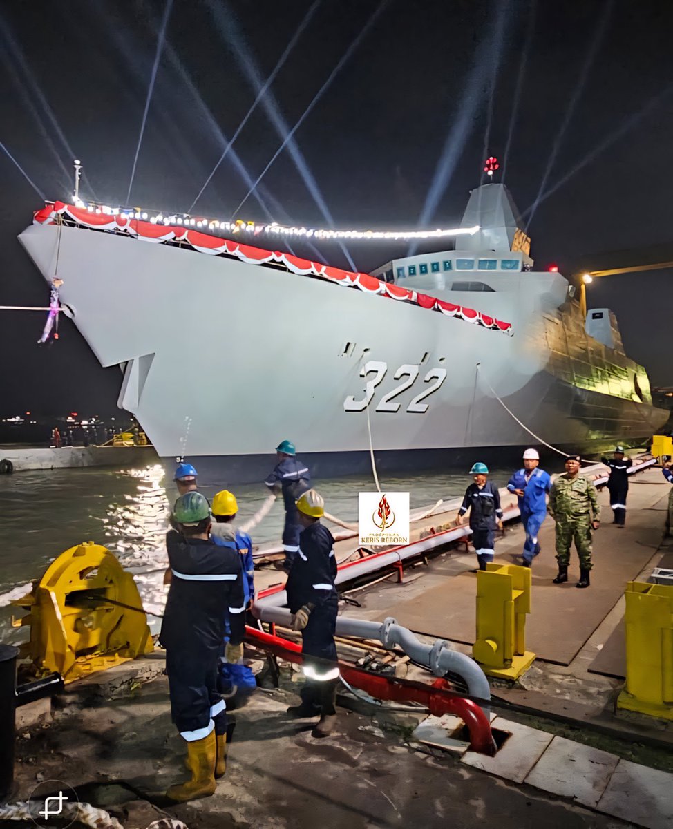 SavunmaTekno's tweet image. 💢🇮🇩Endonezya savaş gemisine 🇹🇷Türk imzası:

#Endonezya, ilk yerli yapım #Arrowhead 140 tabanlı #Balaputradewa-322 fırkateynini denize indirdi.

Endonezya, ilk yerli yapımı Merah Putih (Kırmızı-Beyaz) sınıfı fırkateyni KRI Balaputradewa’yı (322) 17 Aralık tarihinde denize