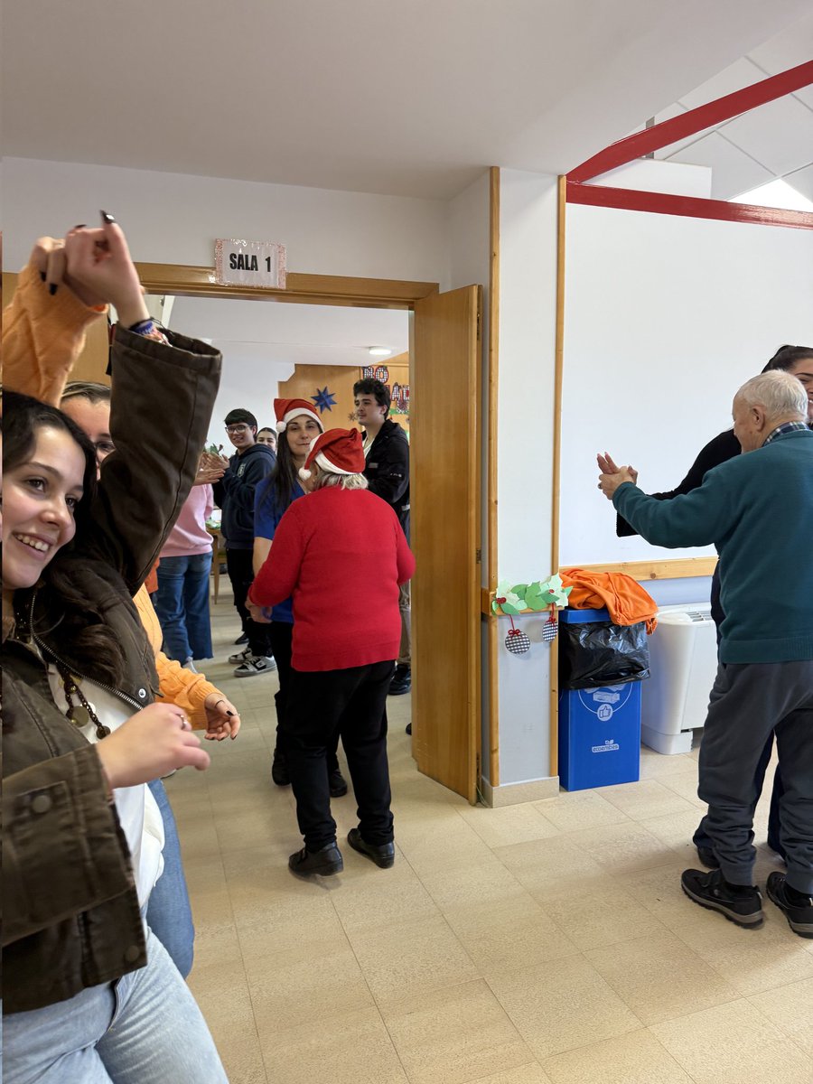 Postais, vilancicos e sorrisos: un encontro interxeracional cheo de alegría nas Neves.

O alumnado de 1º do CFGS de Educación Infantil realizou unha fermosa actividade no centro de día das Neves