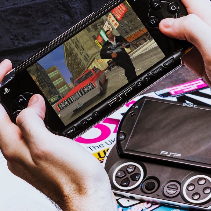 🎮 Wayne Rooney:

“Acredito mesmo que uma grande parte do nosso sucesso foi jogar no PSP. Isso nos fez comunicar mais — a gente jogava no avião, no ônibus do time.”

“Era eu, Ferdinand, Michael Carrick, John O’Shea, Wes Brown. Você precisava falar, estar taticamente certo, ir lá