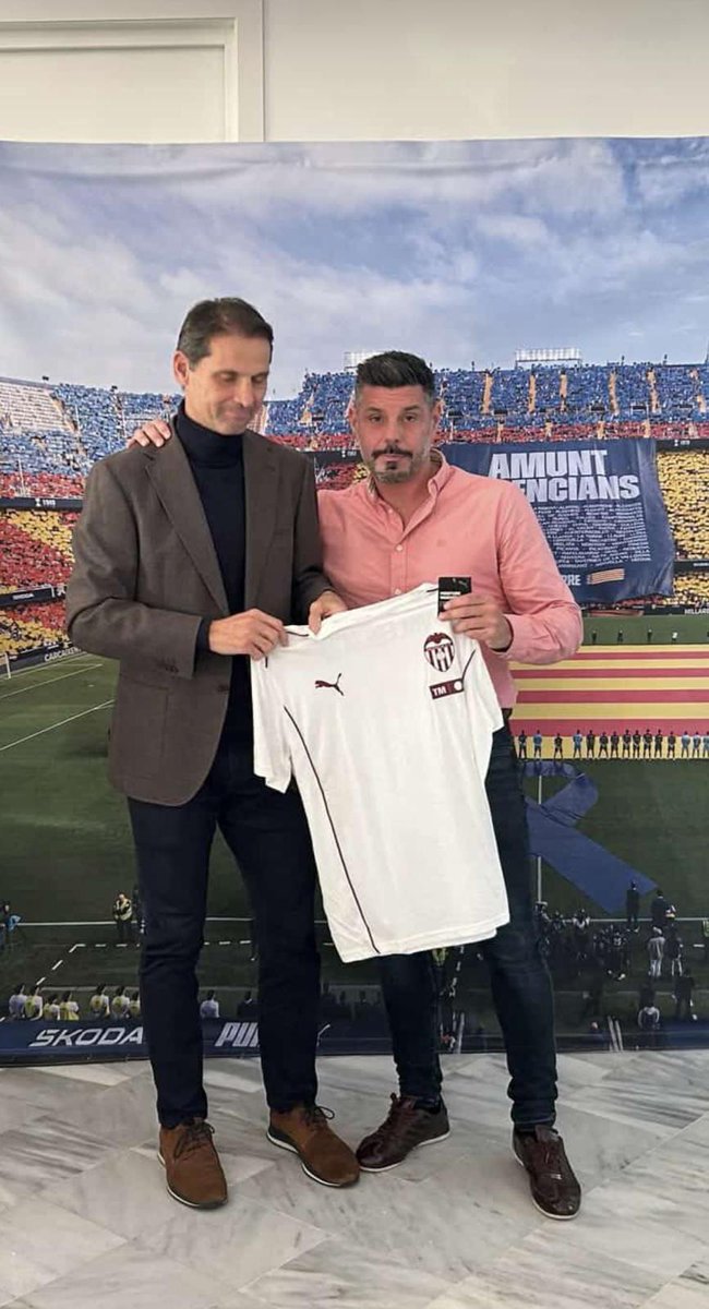 Edu_Serna21's tweet photo. Tradicional comida con los compañeros de la Asociación Futbolistas Valencia C.F. donde compartimos buenos momentos y sobretodo amor incondicional por el mismo escudo ⚽🫂🤍🖤🦇 #valenciacf https://t.co/cKG8ns6eHa