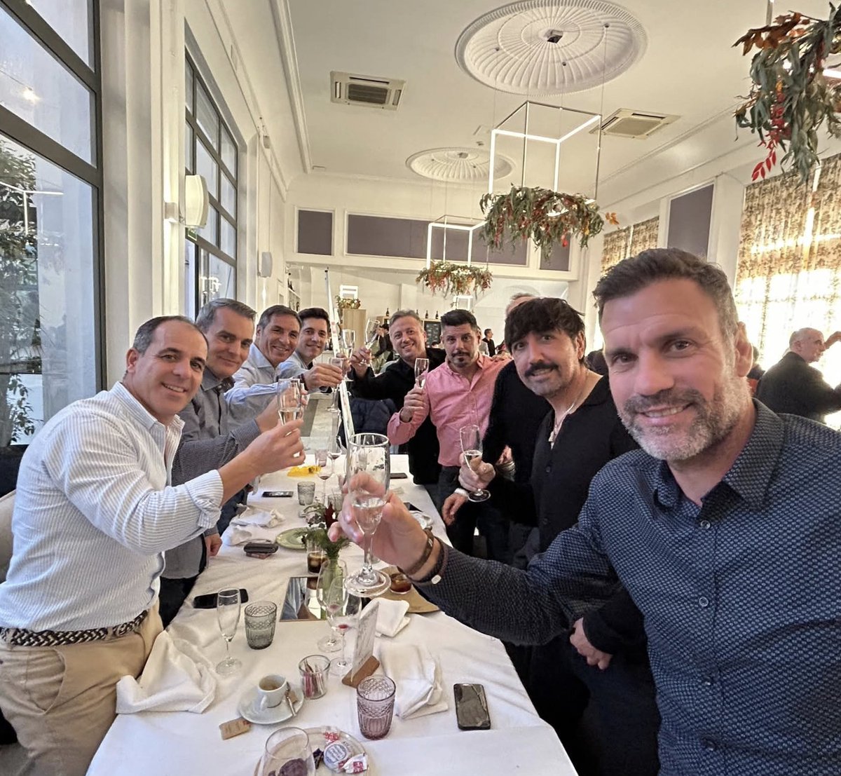 Edu_Serna21's tweet photo. Tradicional comida con los compañeros de la Asociación Futbolistas Valencia C.F. donde compartimos buenos momentos y sobretodo amor incondicional por el mismo escudo ⚽🫂🤍🖤🦇 #valenciacf https://t.co/cKG8ns6eHa
