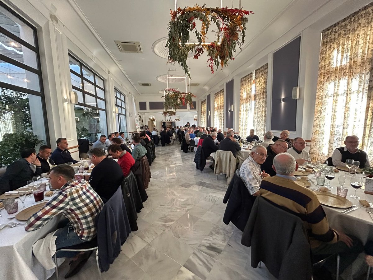 Tradicional comida con los compañeros de la Asociación Futbolistas Valencia C.F. donde compartimos buenos momentos y sobretodo amor incondicional por el mismo escudo ⚽🫂🤍🖤🦇 #valenciacf