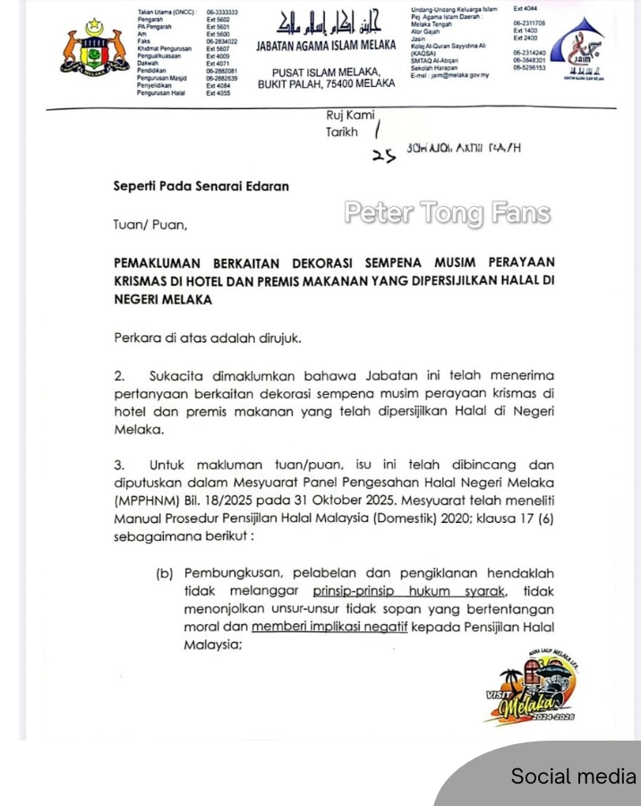 NewsBFM's tweet photo. The Melaka government has clarified that its restriction on religious decorations, including Christmas displays, applies only to the kitchens of halal-certified hotels and restaurants.

"There is no prohibition on decorations in other parts of a hotel, including the lobby and common areas," said state Exco Rahmad Mariman.

🧵1