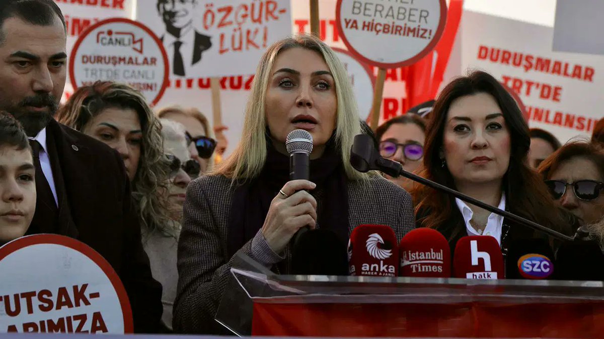 "Yetti gari" derler ya...
Gerçekten yeter!
Aile Dayanışma Ağı diye bir platform oluşturdular. Silivri'de Marmara Cezaevi önünde bilmem kaçıncı eylemi yapıyorlar. İçlerinde CHP yönetici ve milletvekilleri de var.
Dilek İmamoğlu, yine "İddianamenin içi boş" diyor.
Oysa, son