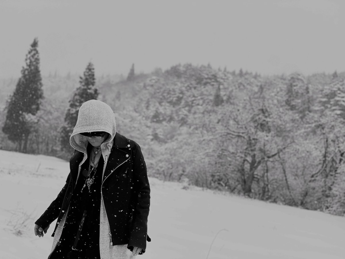 雨に抱かれ ずぶ濡れのシャツ いつの間にか 晴れ渡る空 逃げ場なんて