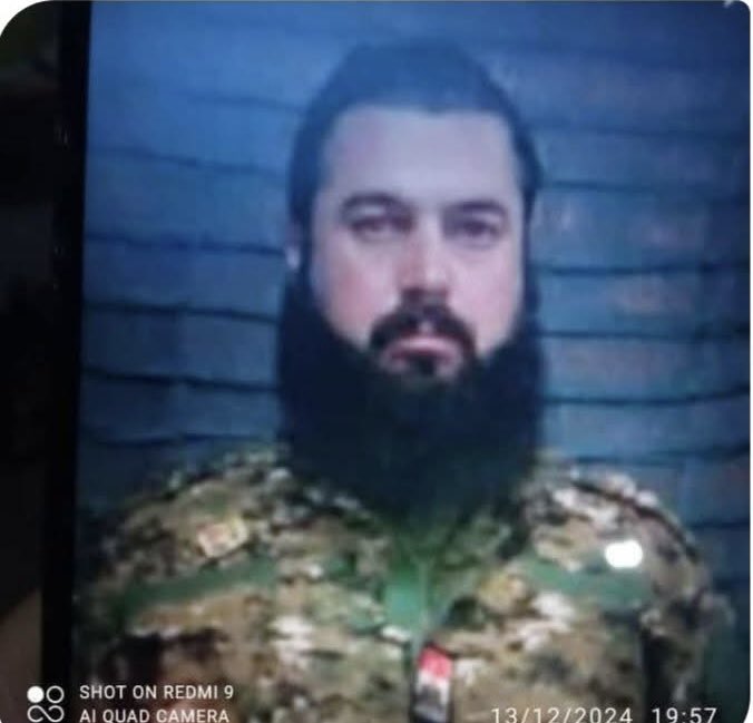 العقيد  المجرم
 جابر عيسى
كان مستلم حرش بلودان بمنطقة
الزبداني
قام بمجازر كثيرة وبعد سقوط
الطاغية بشار ظهرت بمكان خدمتة مقابر جماعية